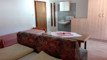 jedes Zimmer mit Waschbecken und Balkon