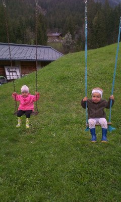 Kinder auf der Schaukel