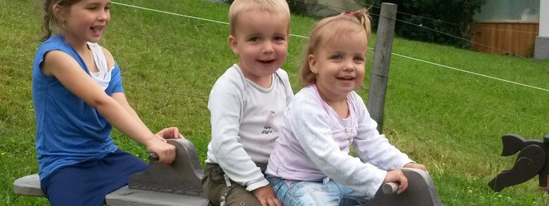 Kinder auf der Wippe