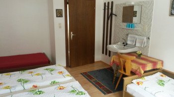 2-4 Bettzimmer mit Waschbecken