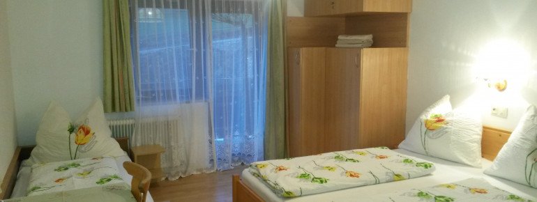 2-4 Bettzimmer mit Waschbecken