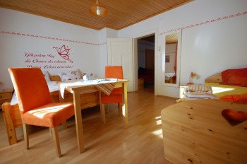 Noch ein Foto vom Schlafzimmer im 1. Stock mit Verbindungstür zum zweiten Zimmer.