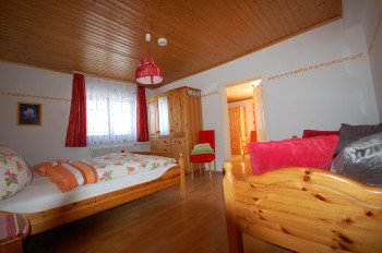Das schöne Schlafzimmer im 1. Stock mit Durchgangstür ins zweite Schlafzimmer
