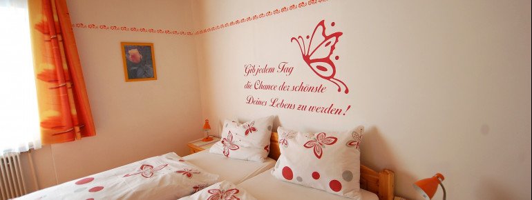 Das zweite Schlafzimmer mit Durchgangstür im 1. Stock