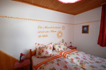 Das schöne Schlafzimmer im 1. Stock mit Durchgangstür ins zweite Schlafzimmer