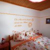 Das schöne Schlafzimmer im 1. Stock mit Durchgangstür ins zweite Schlafzimmer