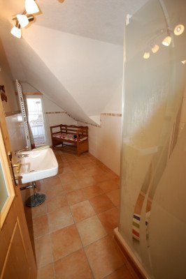Das große Badezimmer im 2. Stock mit Dusche und Waschbecken