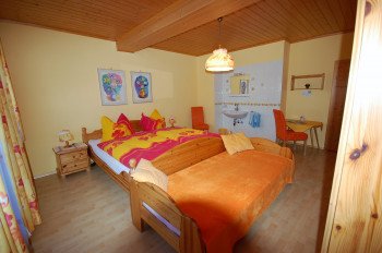 Das große Dorfblickzimmer, auch mit Balkon und Waschbecken.