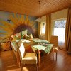 Das sonnige Sonnenblumenzimmer mit Balkon und Waschbecken