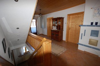 Der Vorraum im 1. Stock verbindet alle Etagen und hat auch einen Balkon
