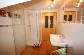 Das große Badezimmer im 2. Stock