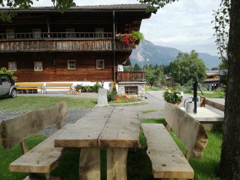 Garten und Parkplatz