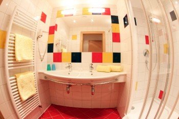 Badezimmer mit Dusche/WC