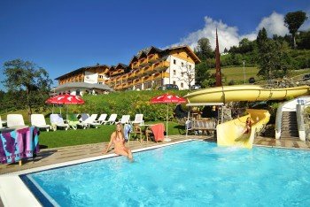 Pool und Wasserrutsche