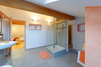 Bad im Dachgeschoss
