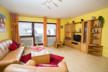 Wohnzimmer mit großem Südbalkon