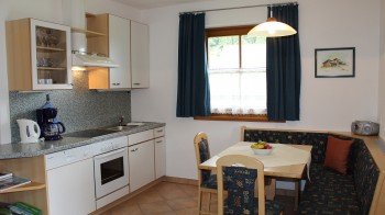 Wohnküche mit Küchenblock und Essecke
