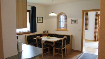 Küche mit Durchgang ins Wohnzimmer