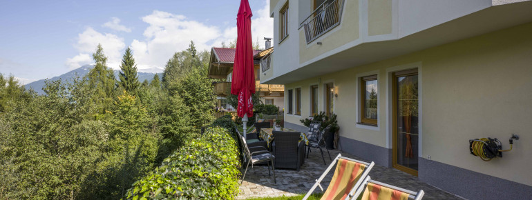 Terrasse und Garten der Ferienwohnung