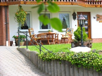 überdachter Freisitz mit Holzgartenmöbeln Haus Dorothee