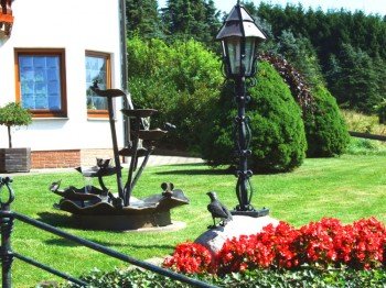 Wasserspiel mit Hausansicht Haus Dorothee