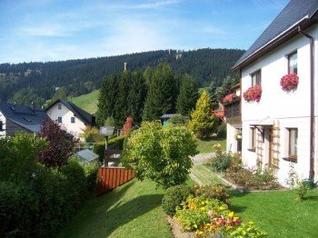 Im Sommer genießt man den Blick auf den Fichtelberg und die zahlreichen Freizeitmöglichkeiten