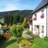 Im Sommer genießt man den Blick auf den Fichtelberg und die zahlreichen Freizeitmöglichkeiten