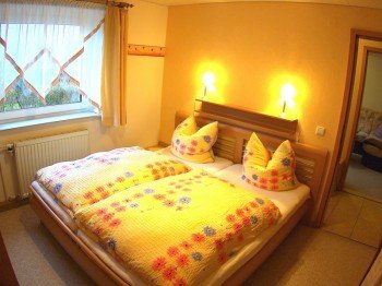 Das Schlafzimmer unserer Ferienwohnung ist gemütlich eingerichtet