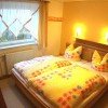 Das Schlafzimmer unserer Ferienwohnung ist gemütlich eingerichtet