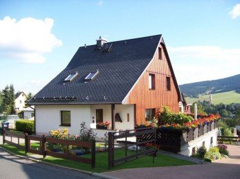 Die traumhafte Aussicht auf den Fichtelberg und die Umgebung gibt es kostenlos dazu