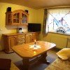 Das gemütliche Wohnzimmer ist mit Fernseher, Radioanlage u. Polsterecke gut ausgestattet.