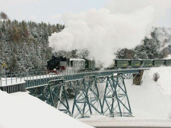 Die Schmalspurbahn ist ob Sommer oder Winter ein beliebtes, historisches Fortbewegungsmittel