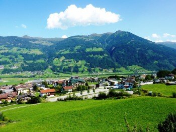 - AUSBLICK VON DER TERRASSE IM SOMMER -