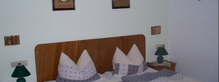 Doppelbett einer Ferienwohnung
