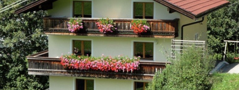 Hausansicht im Sommer