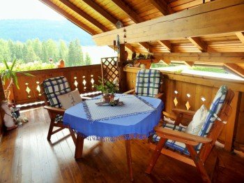 Große, überdachte Terrasse mit Sitz-und Liegemöbel