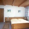 Zimmer mit Doppelbett und Zusatzbett