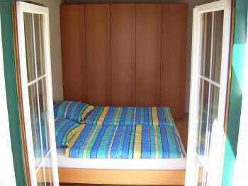 Schlafzimmer mit großem Doppelbett