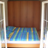 Schlafzimmer mit großem Doppelbett