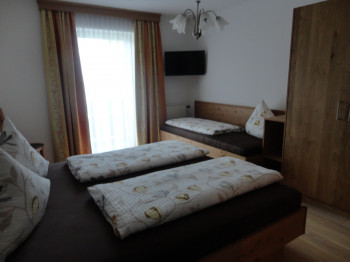 1 Dreibettzimmer mit Fernseher,Waschbecken