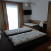 1 Dreibettzimmer mit Fernseher,Waschbecken