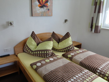 1 Schlafzimmer mit Fernseher