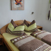 1 Schlafzimmer mit Fernseher