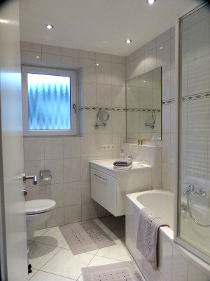 Bad mit Badewanne, Handtücher und Fön sind vorhanden