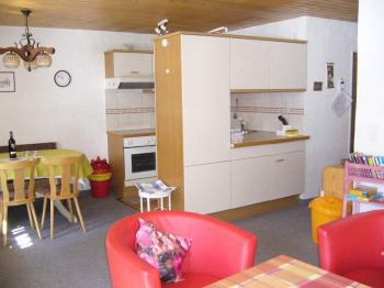 FEWG No. 2: Teil Wohnzimmer mit Sicht Teil Essecke und Teil Küche