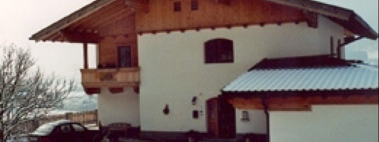 Hauseingang und Parkplätze