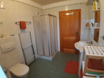 Bad mit Dusche und WC, Fußbodenheizung