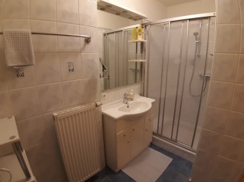 Bad mit Dusche und WC, Fußbodenheizung