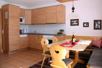 Küche mit großem Tisch