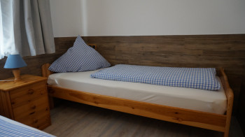 Kernsaniertes Schlafzimmer mit 2 Einzelbetten